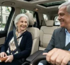 Acompanhante de Idosos Com Carro de Luxo